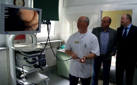 Nowy sprzęt endoskopowy do wykonywania kolonoskopii.